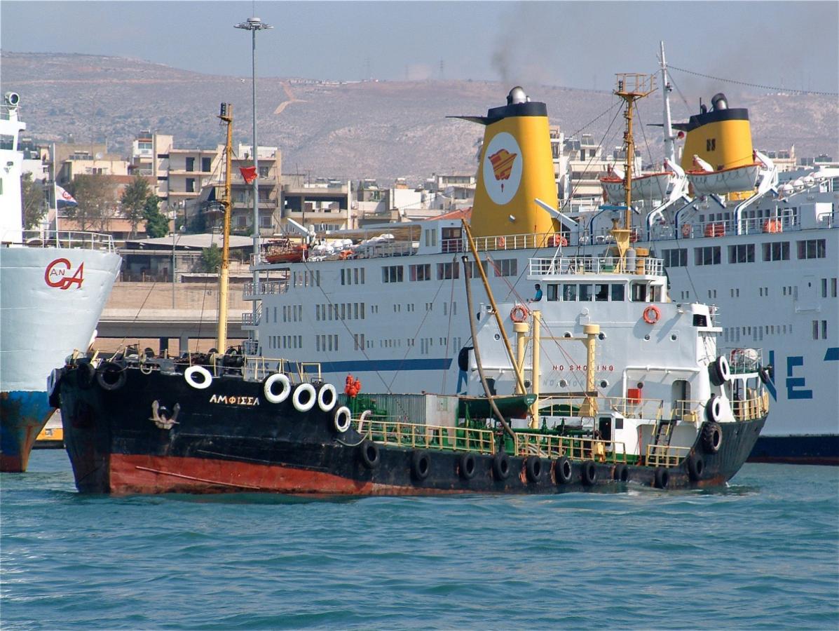 AMFISSA IN PIRAEUS 2002