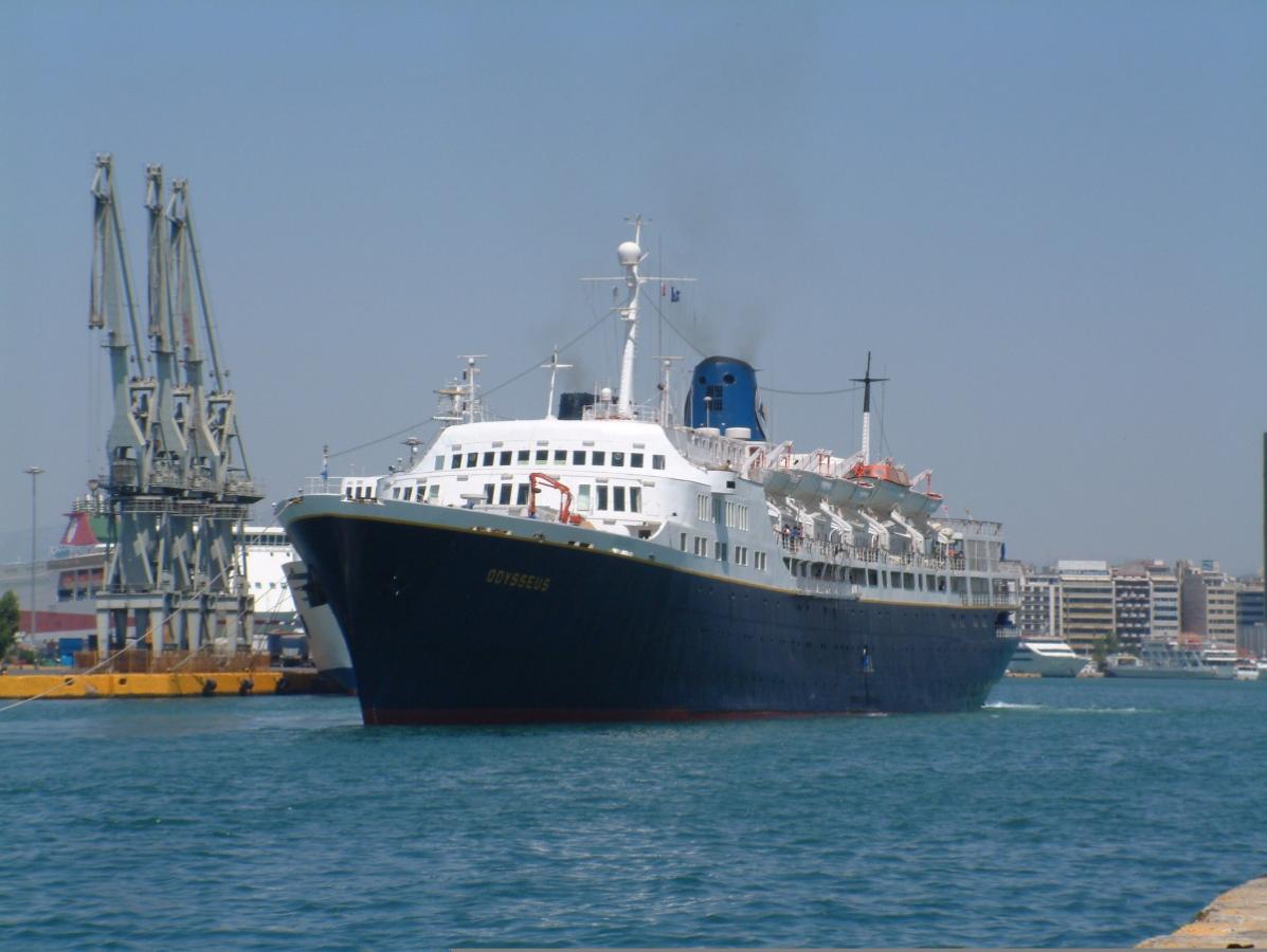 odysseus arrives piraeus 2002
