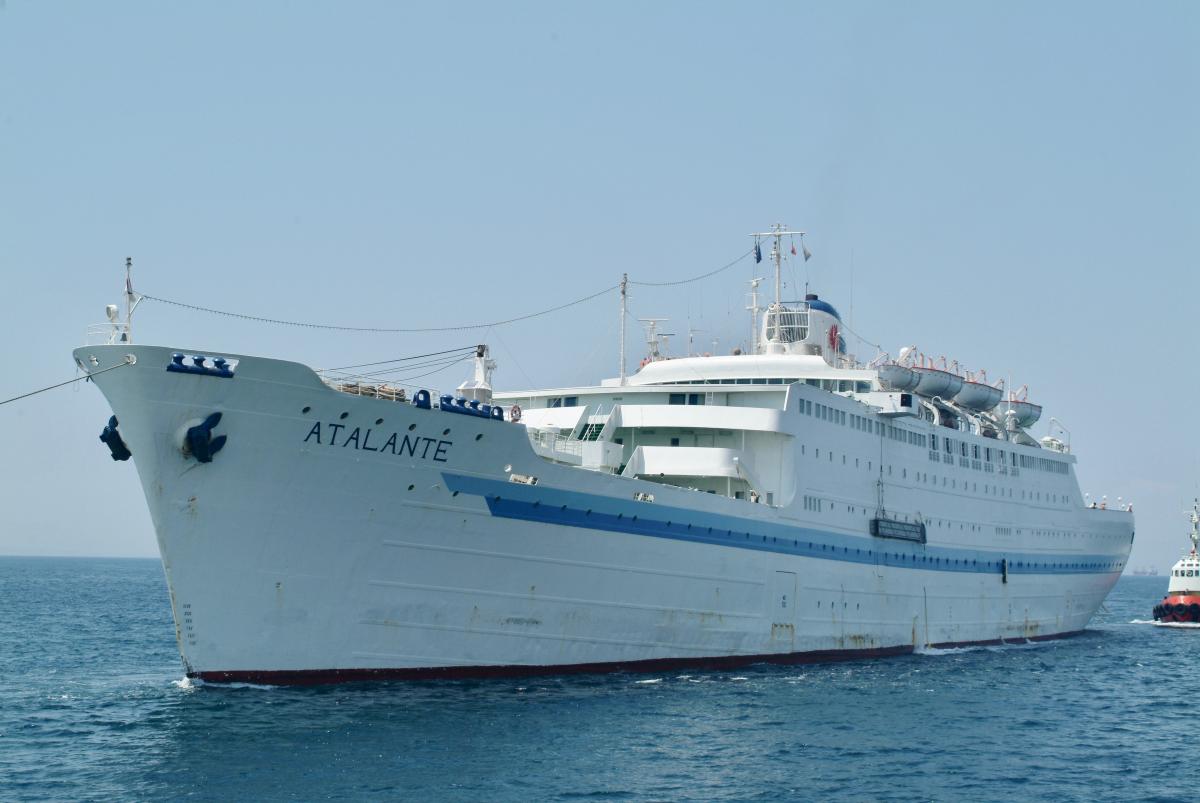 piraeus port 2004