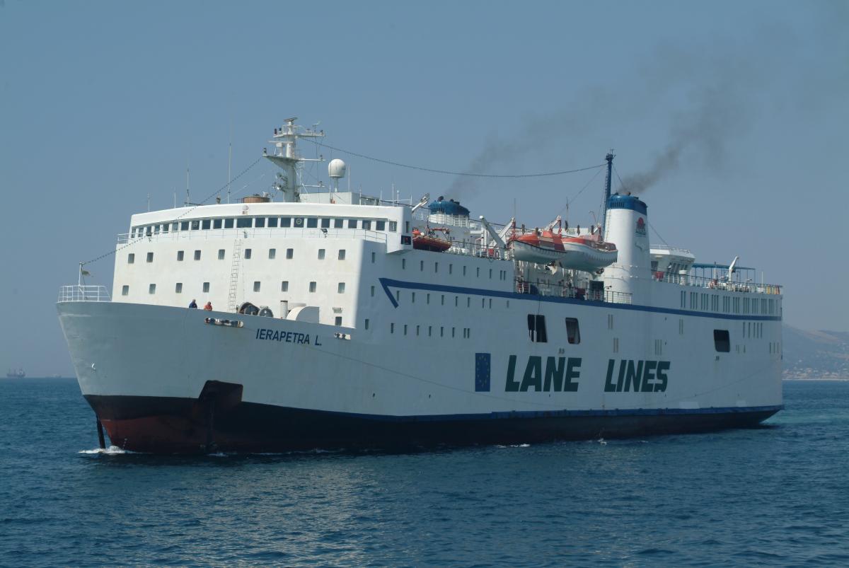 piraeus port june 2004