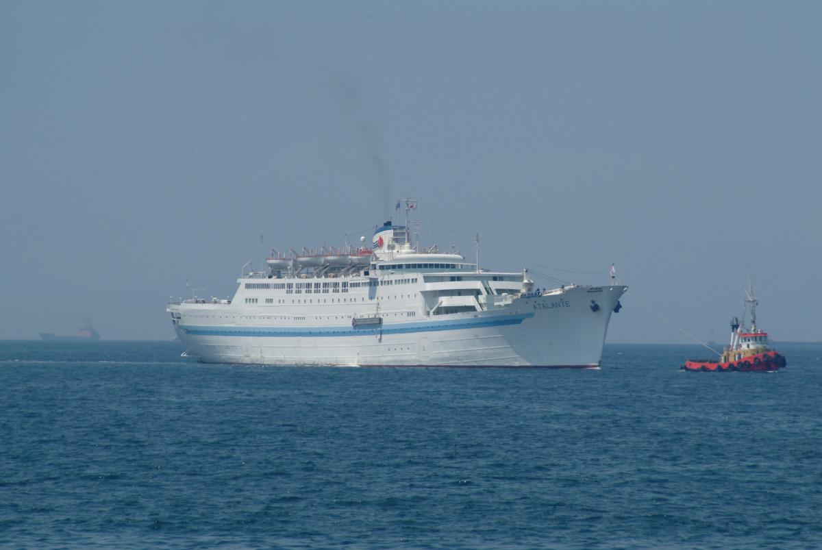 piraeus port june 2004
